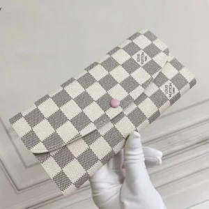 Louis Vuitton Damier Wallet - Elegant and Stylish
