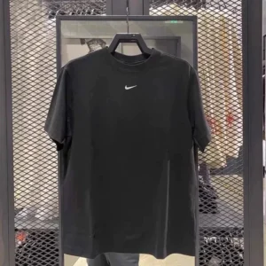 Nike Essential Tee - Classic Fit T-Shirt